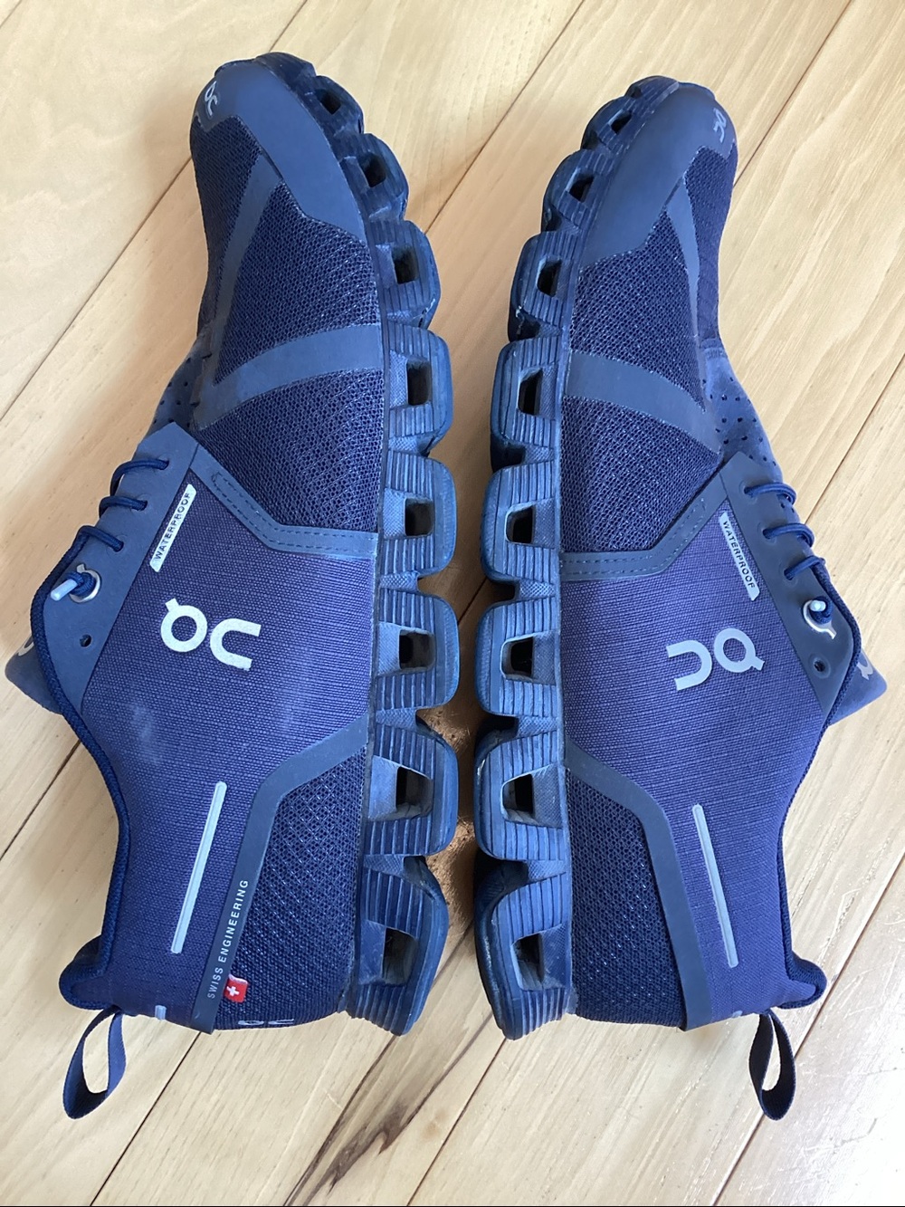 On Cloud 5 navy blue waterproof, slip on running shoes. Men’s size 9